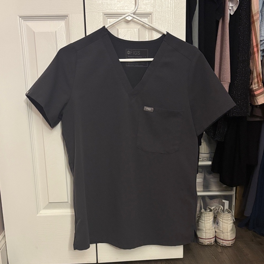 FIGS Women’s Charcoal Scrub Top